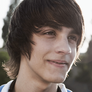 TEEN-BOY.icon.small Teen boy with dark hair grinning